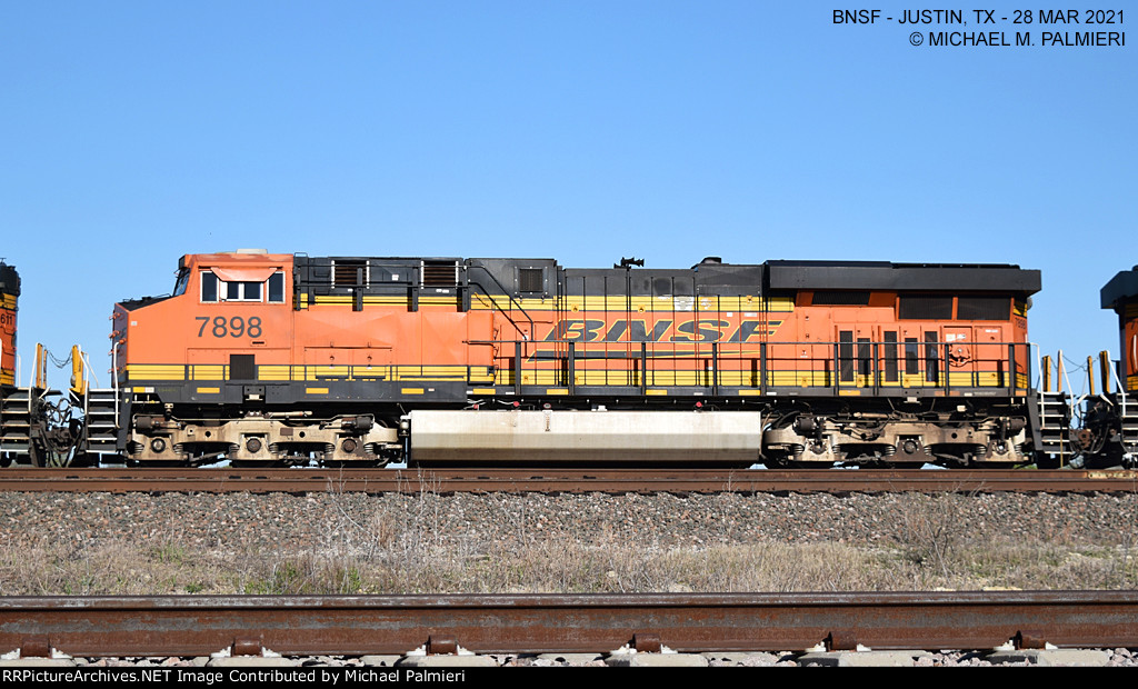 BNSF ES44DC 7898